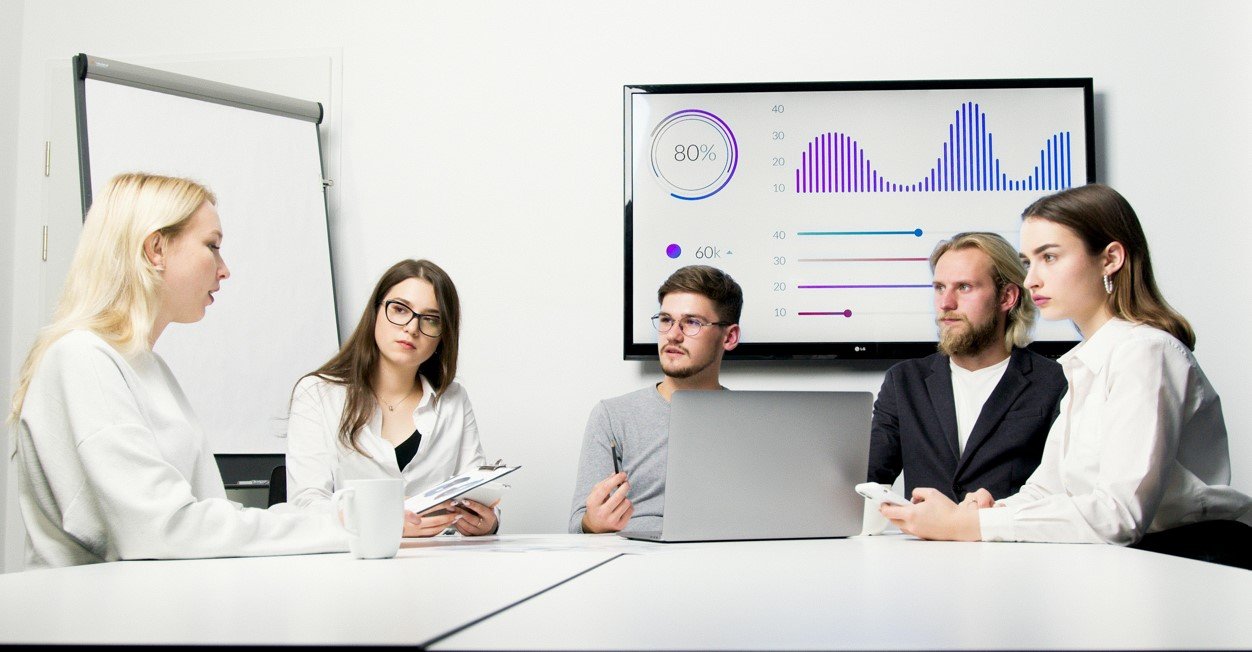 AI for business - people in a meeting room